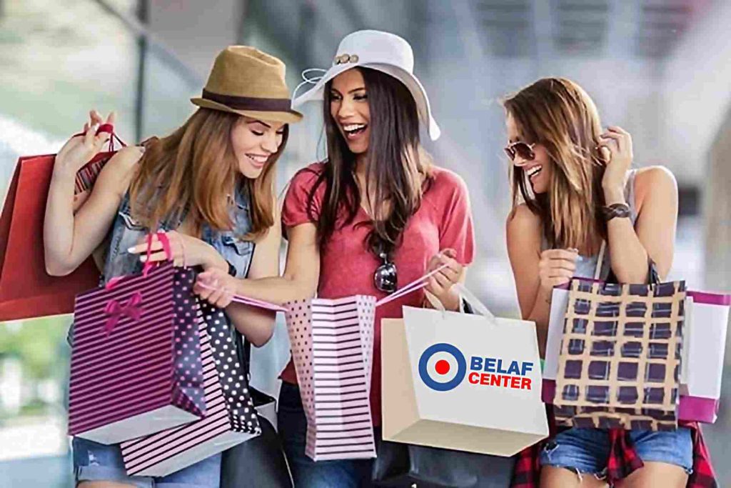 Nosotros chicas-con-bolsas-de-compras