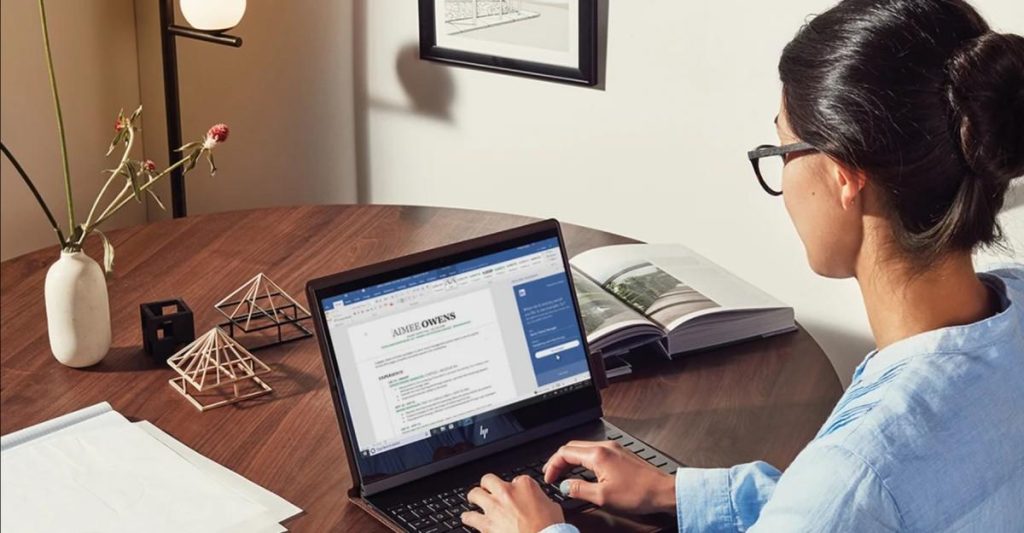 Office-2021-detalles-y-novedades-2 office 2021 chica en laptop escribiendo