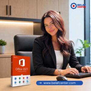 Office 2021 Profesional Plus, chica en su escritorio.