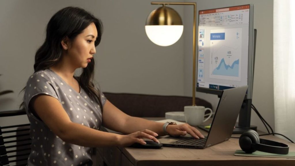 office 2021 chica es oficina con una lampara