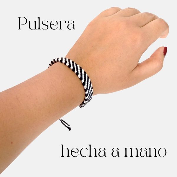 Pulsera Espiral puesta en la muñeca de la mano.