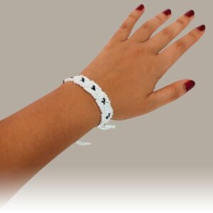 Pulsera latido suave: puesta en la muñeca del brazo de una modelo