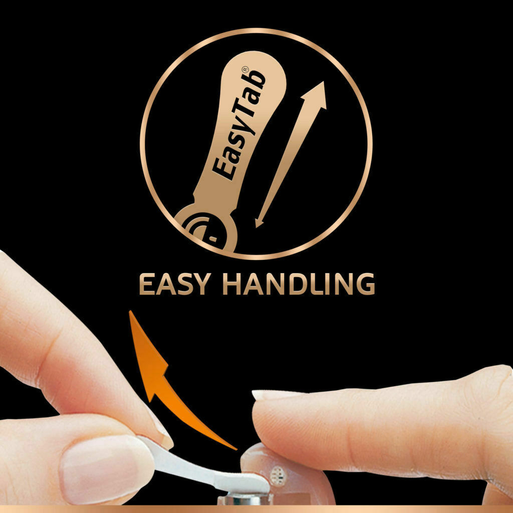 Pilas Duracell N° 13: Energía Superior para tu Audífono Dedos colocando pila duracell en audífonos